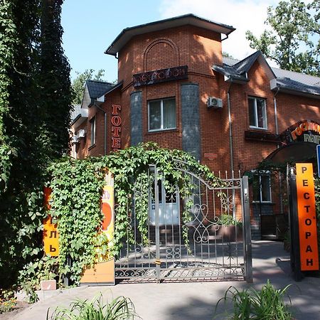 Hotel Gostynnyi Dvir Bucha Bagian luar foto