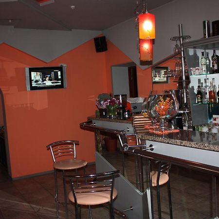 Hotel Gostynnyi Dvir Bucha Bagian luar foto