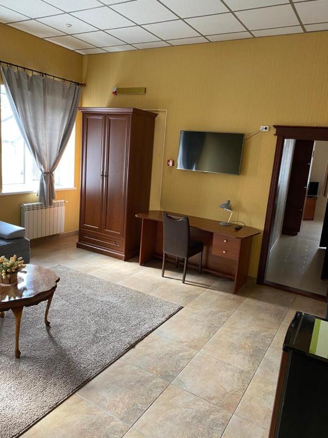 Hotel Gostynnyi Dvir Bucha Bagian luar foto