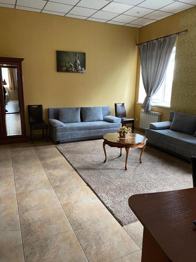 Hotel Gostynnyi Dvir Bucha Bagian luar foto