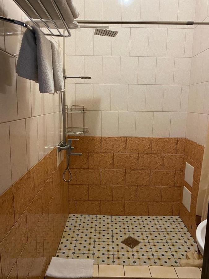 Hotel Gostynnyi Dvir Bucha Bagian luar foto