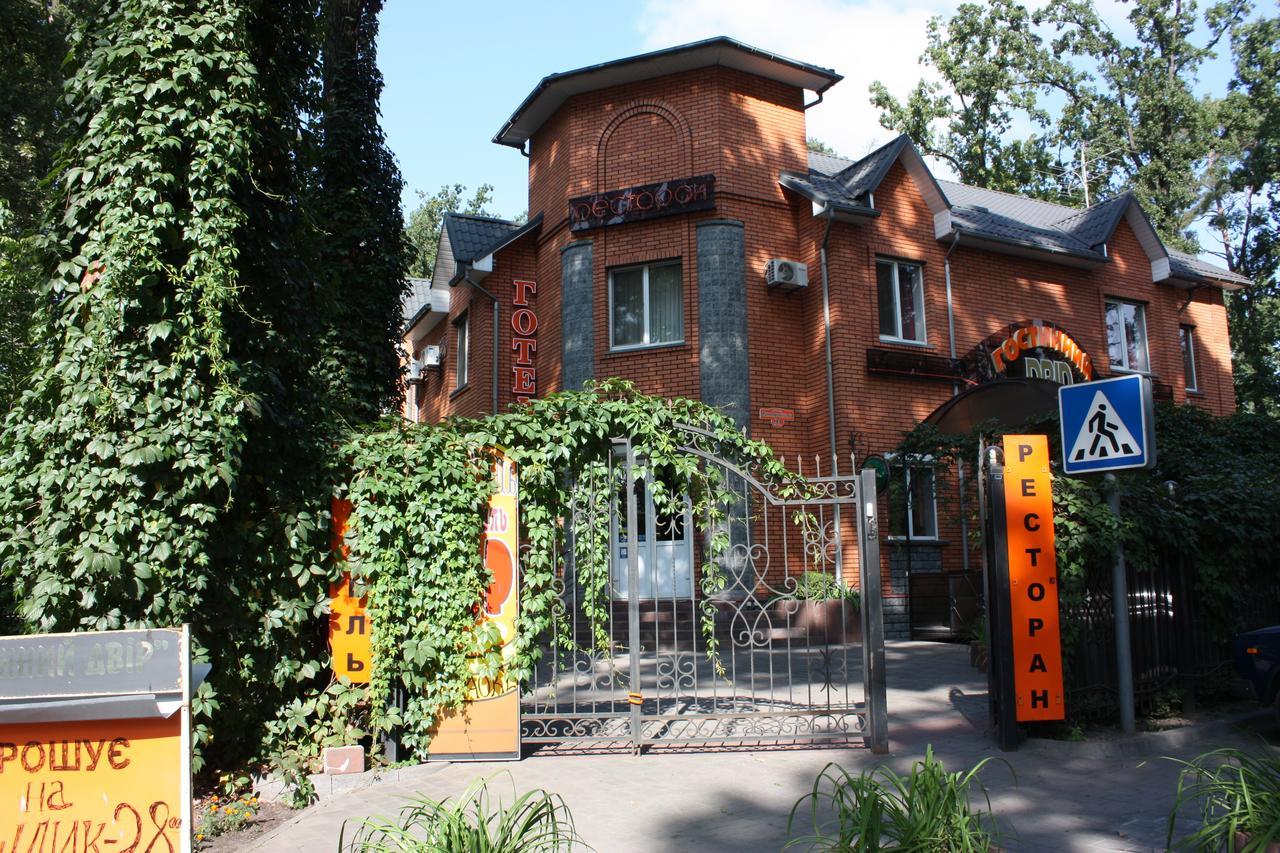 Hotel Gostynnyi Dvir Bucha Bagian luar foto