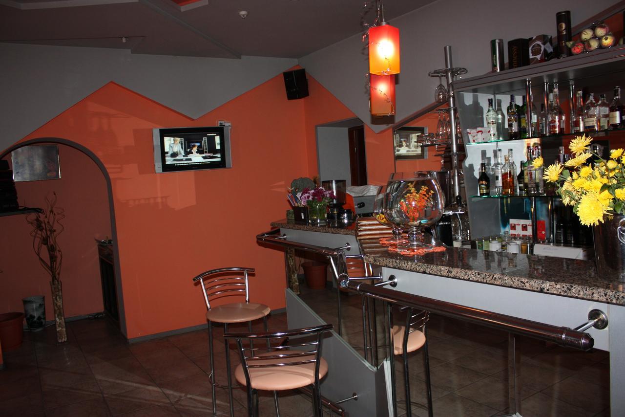 Hotel Gostynnyi Dvir Bucha Bagian luar foto