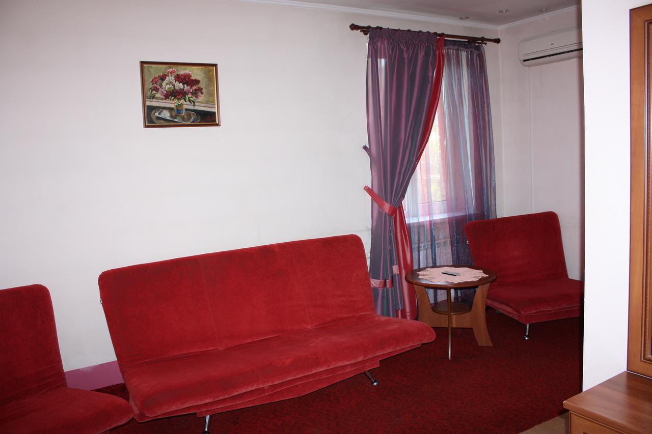 Hotel Gostynnyi Dvir Bucha Ruang foto