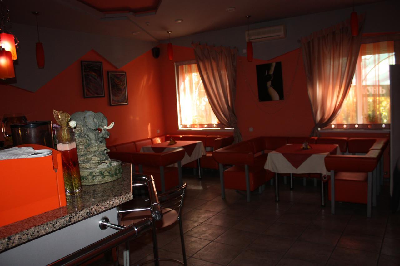 Hotel Gostynnyi Dvir Bucha Bagian luar foto