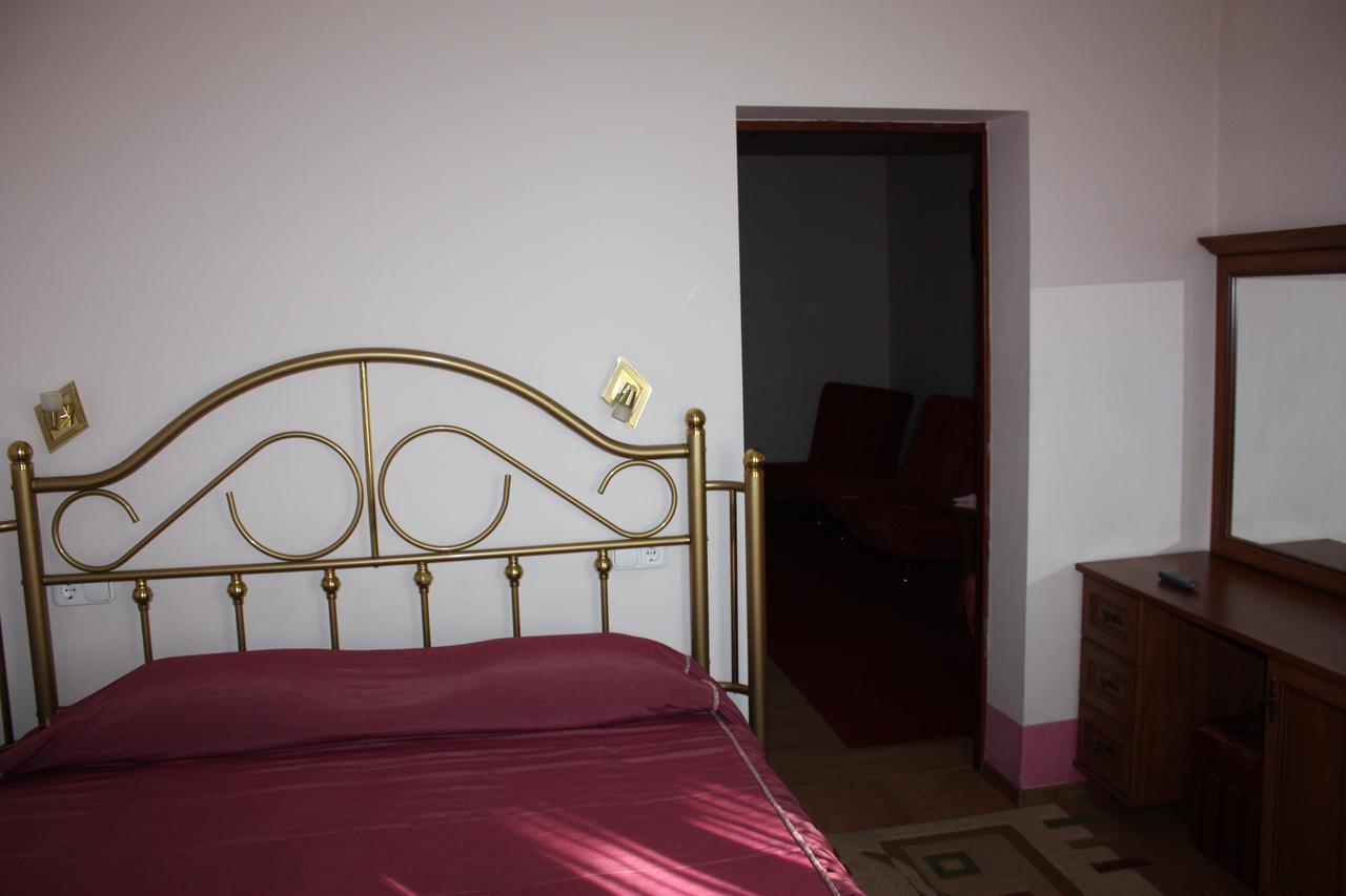Hotel Gostynnyi Dvir Bucha Ruang foto