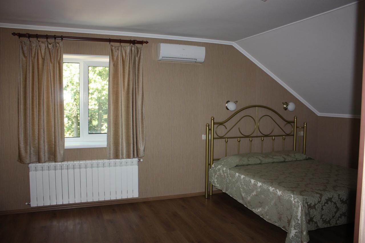 Hotel Gostynnyi Dvir Bucha Bagian luar foto