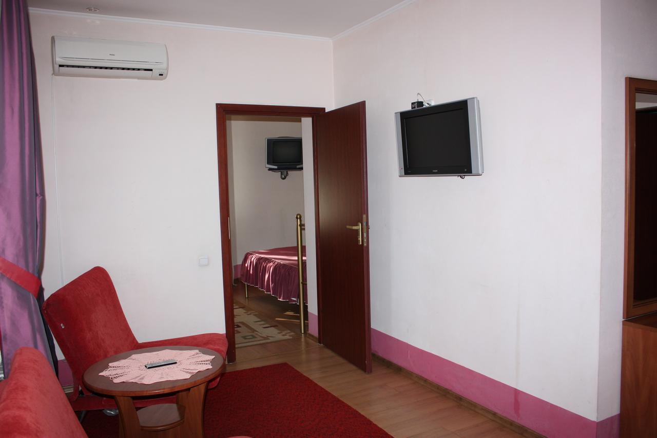 Hotel Gostynnyi Dvir Bucha Ruang foto