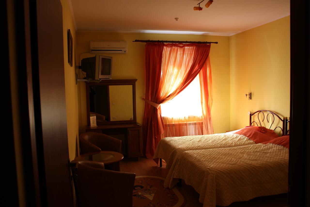 Hotel Gostynnyi Dvir Bucha Ruang foto