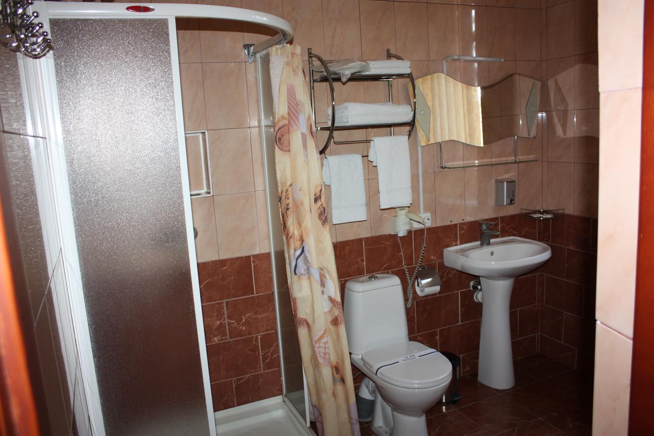 Hotel Gostynnyi Dvir Bucha Ruang foto