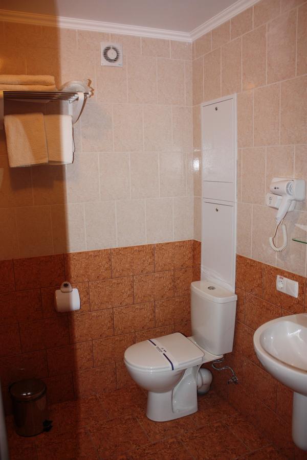 Hotel Gostynnyi Dvir Bucha Ruang foto