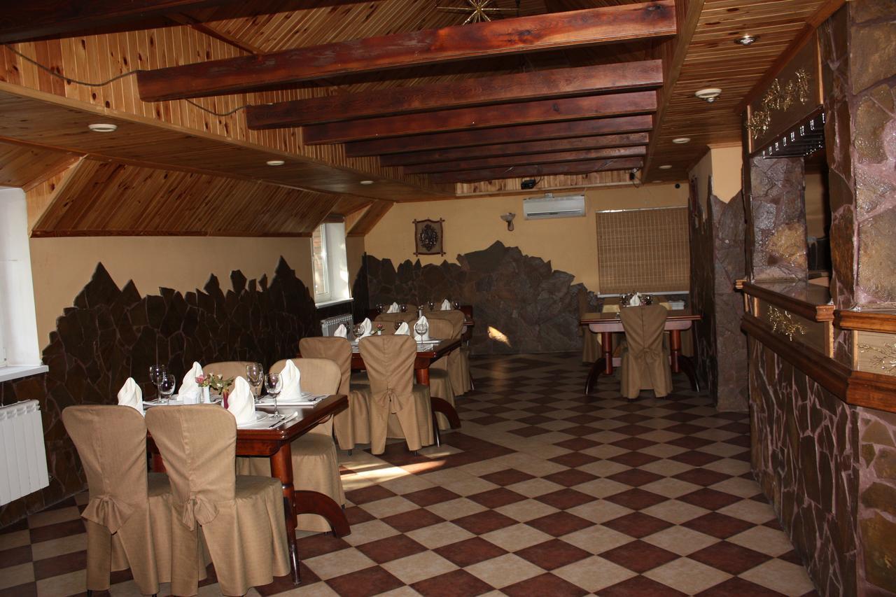 Hotel Gostynnyi Dvir Bucha Bagian luar foto