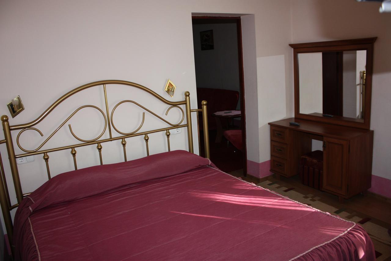 Hotel Gostynnyi Dvir Bucha Bagian luar foto